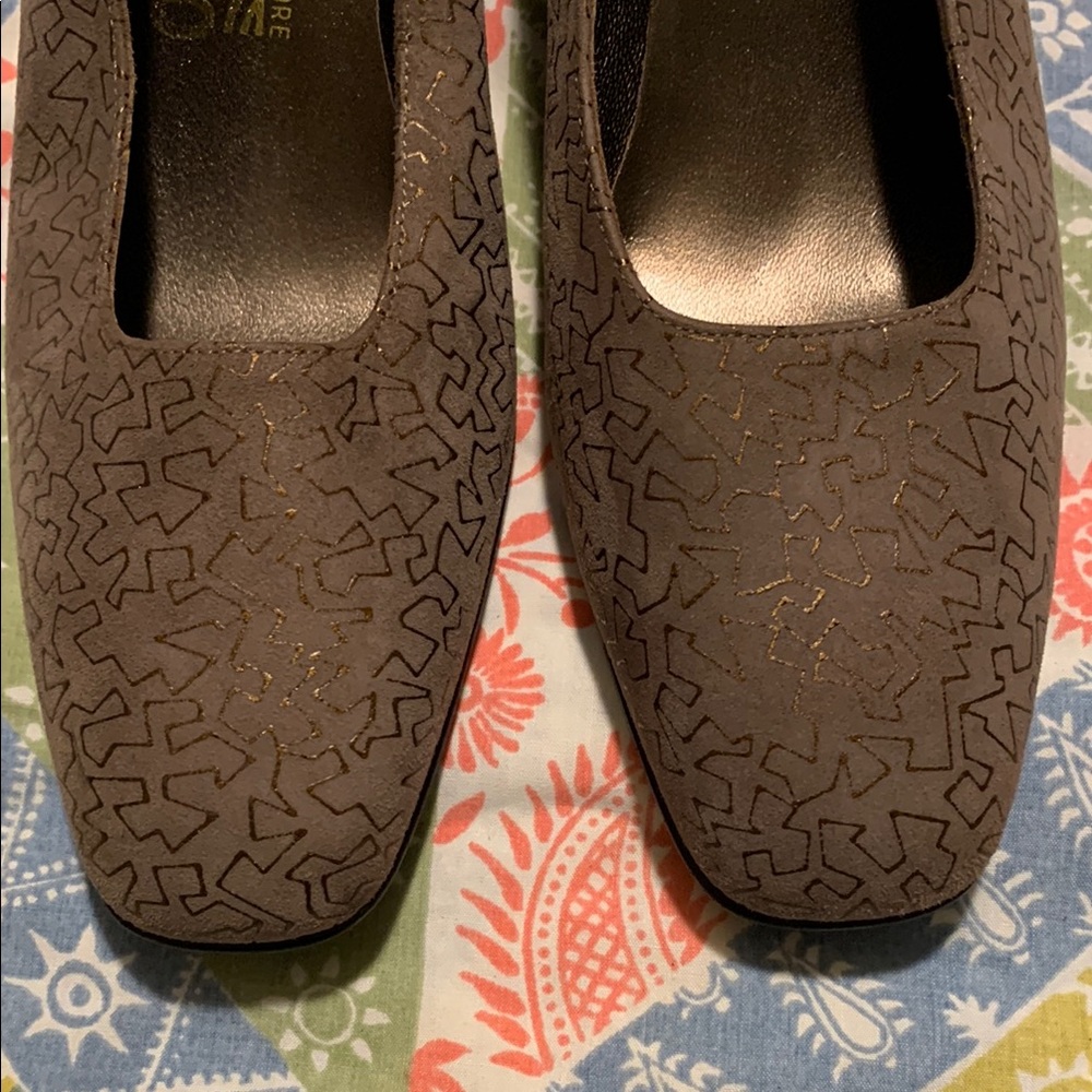 Salvatore Ferragamo Suede Beige and Copper Metallic Size 8 B Heeled Shoes-NEW! - Picture 11 of 12